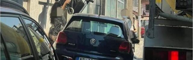 PORAŽAVUJAĆA SLIKA IZ NOVOG PAZARA Zbog bahatog parkiranja majka morala da PONESE dečja kolica!