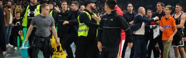 INCIDENT Navijač Partizana odgurnuo Barcokasa (VIDEO)