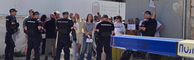 Odbornici SDP-a bježe od građana: Skupština počela uz protest i sporedni ulaz