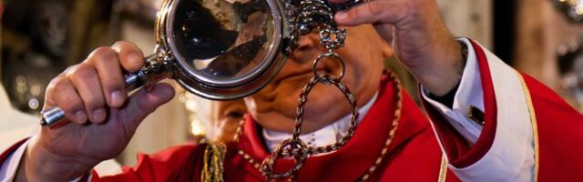 Veruju da krv ovog sveca upozorava na nesreću i smak sveta: Poslednji ritual u crkvi "pokazao" šta nas čeka