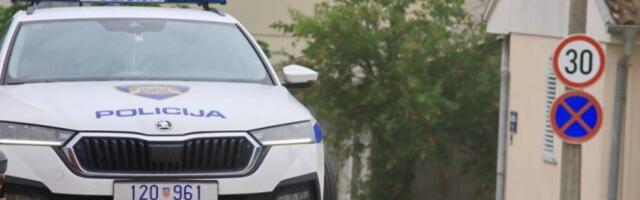 PUCNJAVA U TRSATU! Trojica uhapšena - policija pronašla izrešetan automobil!