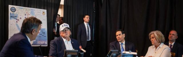 DOBRO POGLEDAJTE OVU FOTOGRAFIJU IZ TRAMPOVE RATNE SOBE: Ovo je trenutak kada je naredio napad na Iran, a svi su primetili koga na njoj NEMA (FOTO)