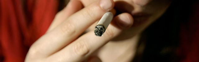 Mama, tata i troje dece puši cigarete u borbi protiv koronavirusa!