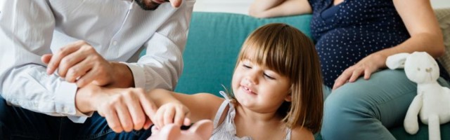 Roditeljske greške: 8 pogrešnih uverenja o novcu koje plasiramo deci
