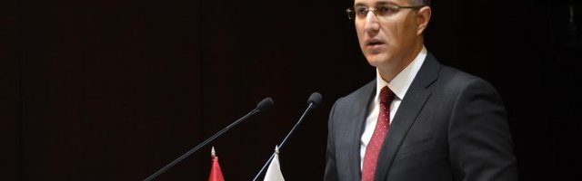 SRBIJOM KRUŽI VIDEO U KOJEM POLICAJAC ŠAMARA PRIVEDENOG MLADIĆA! Oglasio se Nebojša Stefanović! (VIDEO)