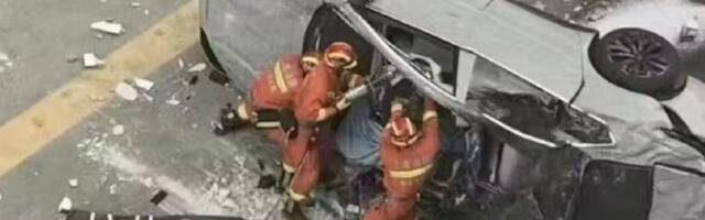 Dvoje ljudi poginulo kada je električni automobil izleteo sa trećeg sprata u Kini