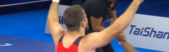 HRVATI POBESNELI Naš rvač ih jednim potezom bacio u očaj, čupaju kosu od muke (VIDEO)