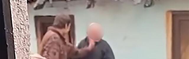 Ovaj snimak upravo je ZGROZIO Srbiju: Sin šamara oca, a majka "navija"! Užasno nasilje