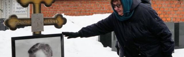 MAJKA LJUDMILA PLAČE NA GROBU, A GDE JE SUPRUGA JULIJA? Dve godine od misteriozne smrti Alekseja Navaljnog, evo ko je došao na pomen (FOTO)