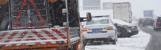 SNEG BLOKIRAO SRBIJU! Kamioni, autobusi i drveće na putu, Šumadija pod snežnim haosom! (FOTO, VIDEO)
