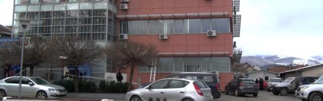 TORTURI NEMA KRAJA! Automobil srpskih tablica u Drenici prekriven zastavom sa obeležjima tzv. OVK!