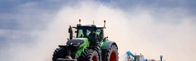 U devetoj deceniji vozi traktor, obrađuje zemlju, a po potrebi je i majstor: Ova baka je hit u Toplici