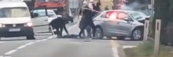 HOROR NA MAGISTRALOM PUTU KOD MOSTARA: Maskirana banda DEMOLIRALA vozilo bakljama i palicama, pa nasrnuli na vozača (VIDEO)