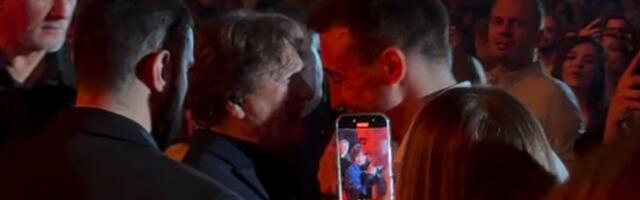 Zdravko Čolić pevao u Sarajevu, a onda je sišao među publiku i "naleteo" na reprezentativce Srbije