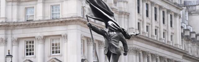 Statua sa potpisom Benksija postavljena u Londonu