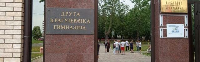 Milićević (SSP): Umesto besplatnih udžbenika i boljih uslova školovanja transparenti „Srbija pobeđuje” u rukama đaka?!