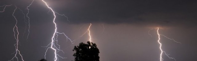 RHMZ IZDAO UPOZORENJE, NA SNAZI ŽUTI METEOALARM! Očekuju se NEPOGODE SA JAKIM PLJUSKOVIMA I GRMLJAVINOM!