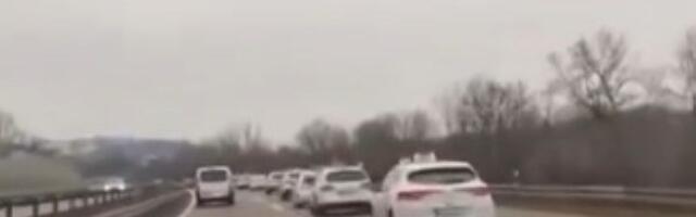 Taksisti krenuli po studente u Kragujevac (VIDEO)