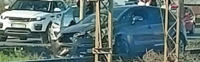 Automobil sleteo na prugu na Pančevcu: U užasnom udesu povređeni roditelji i njihovo troje dece! (FOTO)