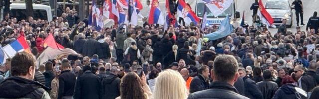 ODJEKUJE "OJ KOSOVO, KOSOVO" Srbi sa KiM koji su danima pešačili stigli na svenarodni skup (FOTO/VIDEO)
