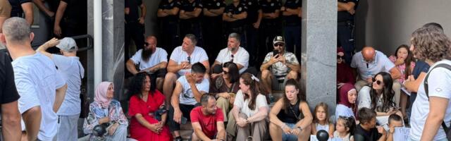 Građani i studenti blokirali Osnovni sud u Novom Pazaru, traže da se dva mladića puste iz pritvora