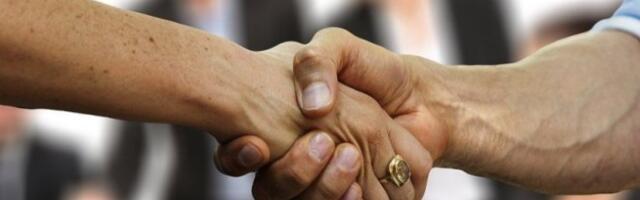 RADNIK OTPUŠTEN JER JE ODBIO DA SE RUKUJE SA KOLEGINICOM! Dobio otkaz posle TRI DANA na poslu, a onda je usledio EPSKI PREOKRET