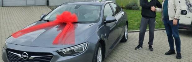 Gazda iz Trstenika poklonio radniku automobil! Boban bogato nagrađen za 20 godina odanog rada