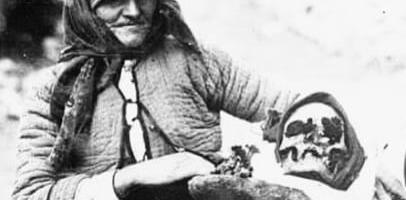 Najtužnija fotografija iz Prvog svetskog rata: Srpska majka nosi lobanju i kosti poginulog sina!