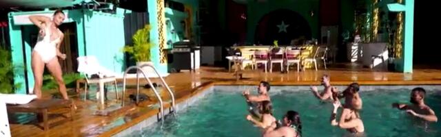 Plavi tim Exatlona u totalnom luksuzu: Ova takmičarka povela vreli ples u bazenu (VIDEO)