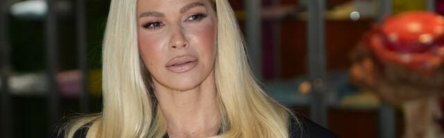 "Daj Bože da svi izgledamo ovako za 20 godina": Mreže gore zbog brutalne figure Nataše Bekvalac crnoj kratkoj haljini (VIDEO)