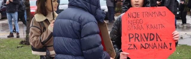 (FOTO,VIDEO) I danas protest u Sarajevu: Građani traže odgovornost: Vozač tramvaja leži u zatvoru, političari se prepucavaju po mrežama