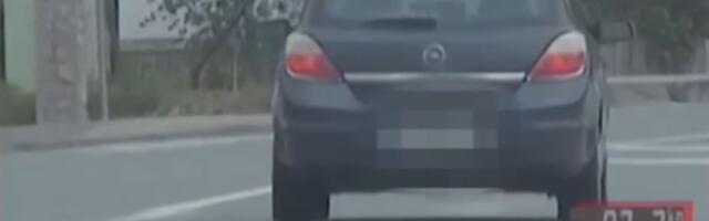 Bahati vozač divljao u blizini škole! Pogledajte opasan snimak iz Požege, jurca kao na trci