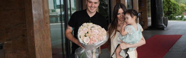 "AJMO KUĆI MOJ...": Aleksa izveo ženu i sina iz porodilišta! Evo ko je OKAČIO fotografije na internet