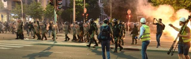 (VIDEO/FOTO) Snimak obračuna policije i huligana: Niz incidenata nakon studentskog skupa