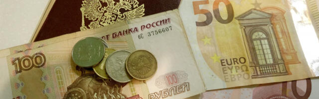 Експерти откривају: шта чека рубљу, долар и евро до краја јула након одлуке Централне банке
