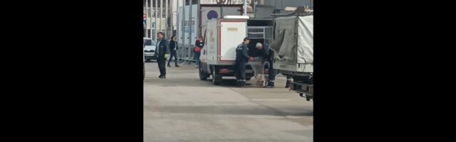 Radnici JKP “Mediane” sklanjaju napuštene pse s ulice uoči Vučićevog dolaska