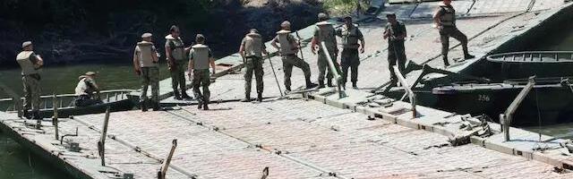 POVEĆAN VODOSTAJ, VELIKA MORAVA SVE VIŠE NADOLAZI: Pontonski most u Svilajncu zatvoren za saobraćaj zbog bezbednosti građana