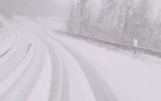 SNEG NAPRAVIO HAOS NA PUTEVIMA PREKO ZLATIBORA I KOD NOVE VAROŠI: Tokom noći NOVA OPASNOST - evo bez čega nikako da se NE KREĆE NA PUT (VIDEO)