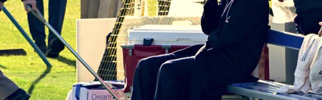 PRVA FOTKA VLAHOVIĆA POSLE OPERACIJE UZDRMALA JAVNOST: Srpski napadač na štakama posmatrao trening Juventusa! (FOTO)