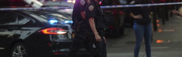 HOROR U AMERCI! Devojčica ispala iz auta nakon što ga je podigao "pauk"! OTAC KAO SUMANUT JURIO ZA KAMIONOM, VOZAČ NIJE REAGOVAO!