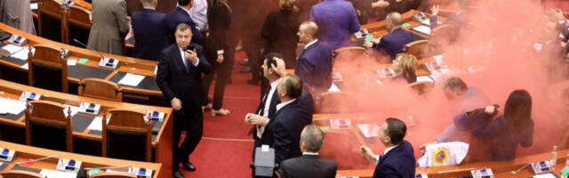 Сукоб посланика албанске опозиције и полиције у праламенту
