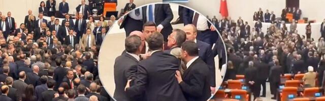 (VIDEO) Tuča u parlamentu: Makljali se kao sumanuti - Letele pesnice, poslanike iznosili iz skupštile!
