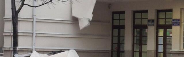 Otpao deo fasade sa zgrade Gimnazije (FOTO)