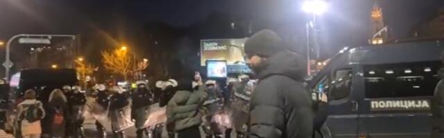 Policija sprečava Novosađane da priđu Banovini - unutra su Vučević i patrijarh (FOTO)