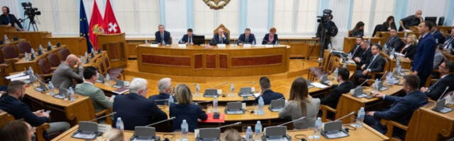 Председавајући одузео реч посланици ДПС, заседање прекинуто