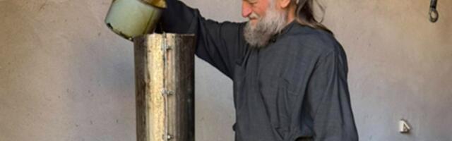 Ovaj običaj nije prekidan ni za vreme ratova: Pod budnim okom oca Nikolaja izlivene ratarske sveće u Tronoši