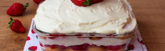 Kolač s jagodama, mileramom i piškotama gotov za 10 minuta: Kremasta rapsodija ukusa