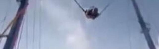 Uznemirujući snimak! Pukla sajla na žičari u Sevilji, 2 dece ostalo zarobljeno! Horor na 90 metara iznad zemlje