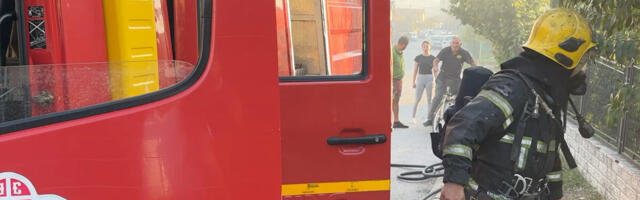 STRAŠAN POŽAR U BATAJNICI: Povređene 4 osobe!