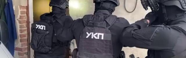 Policija ih opkolila, oni bacili kutiju sa terase! Detalji akcije u Beogradu: Među uhapšenima i MALOLETNIK